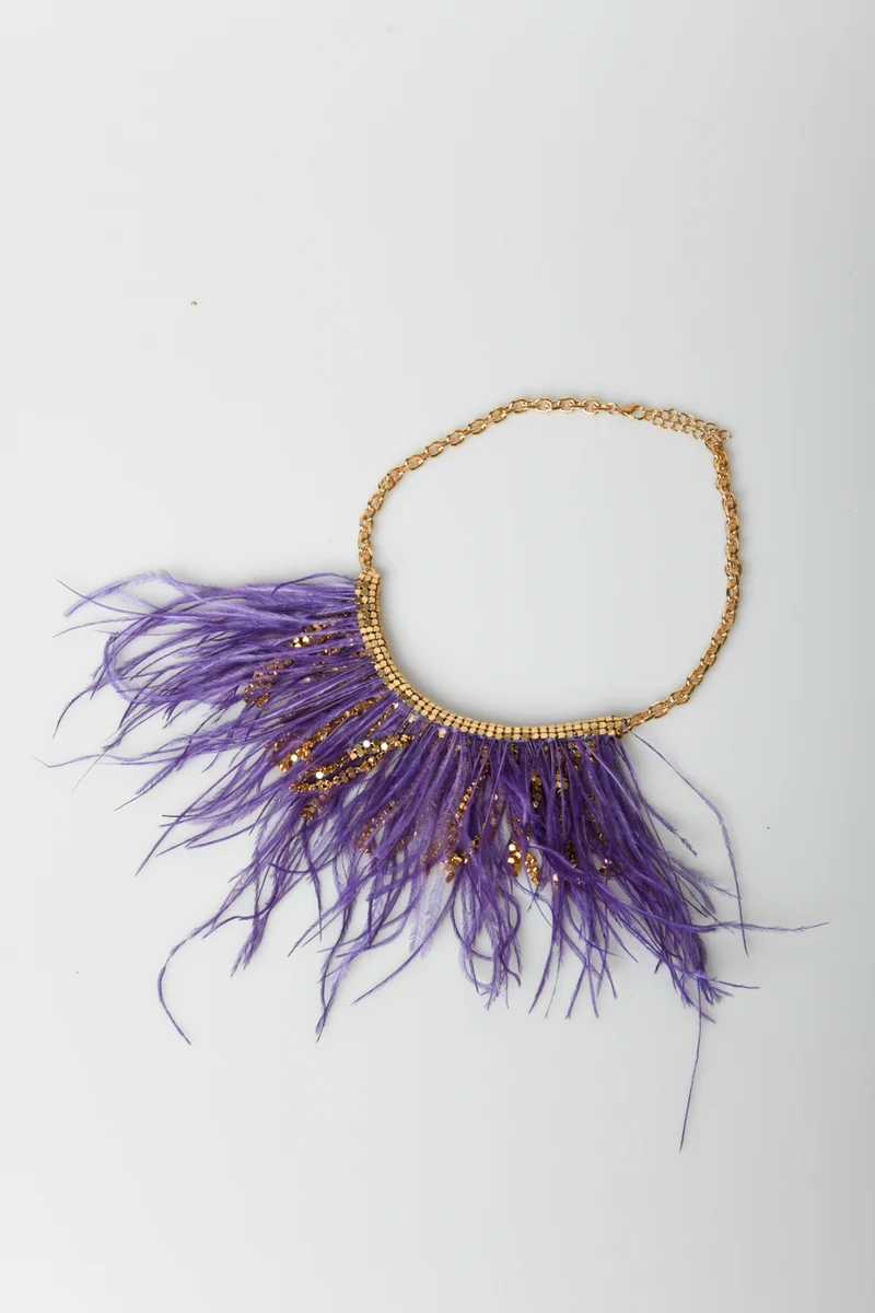 Collana con piume e strass