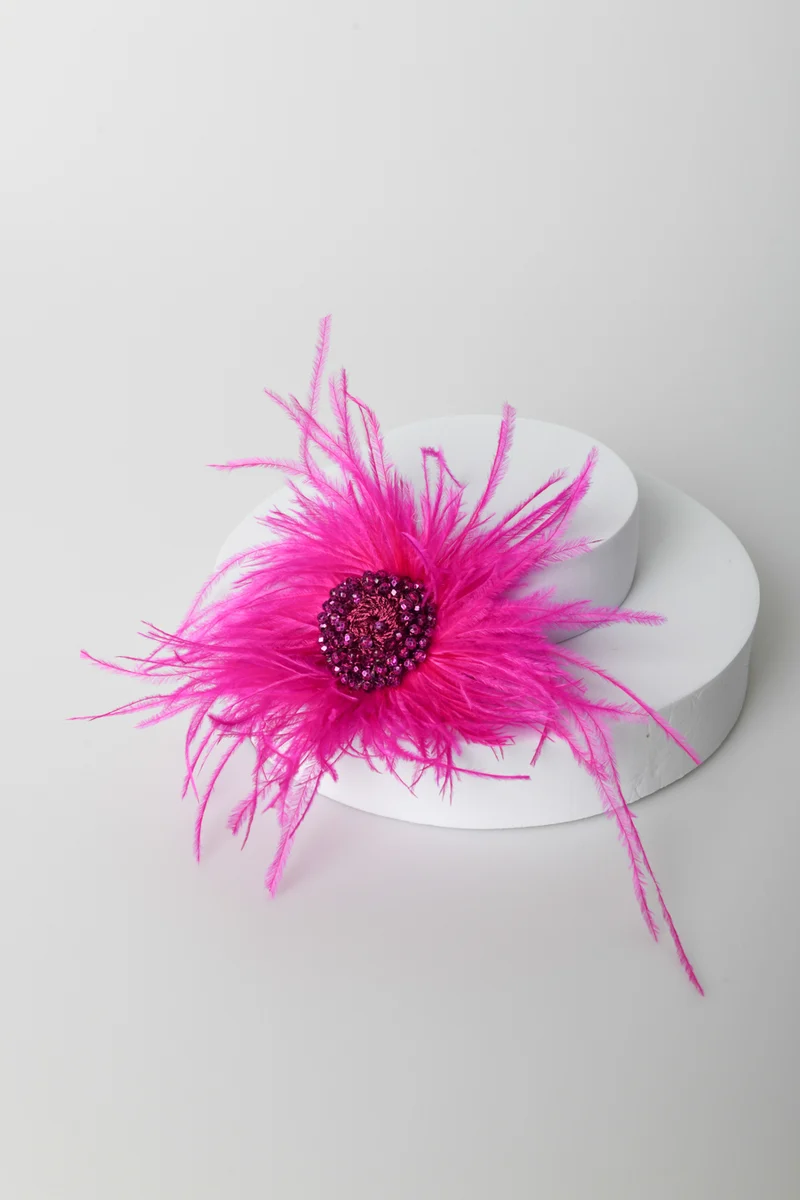 Spilla a fiore con piume