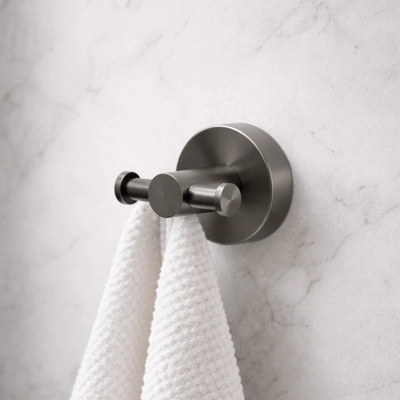Titolo SINED gancio da muro doppio levante in acciaio inox finitura canna fucile PVD gun metal design moderno resistente GANCIO-MURO-DOPPIO-LEVANTE-CANNA-FUCILE