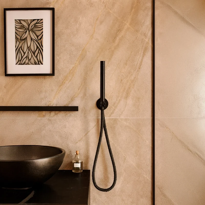 SINED Doccetta nera in acciaio 316L con finitura PVD attacco universale compatibile con docce interne ed esterne elevata resistenza allusura design moderno e funzionale per ambienti esclusivi - Le