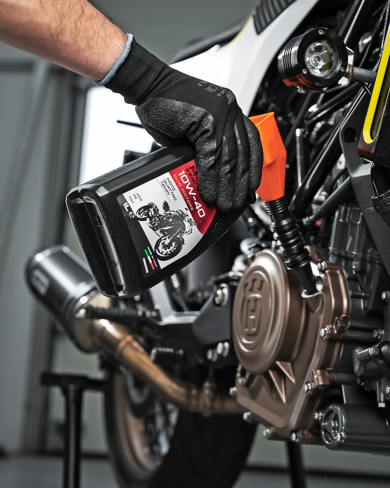 M4T Semi Sint 10W-40, olio motore moto 4 tempi - 1 L