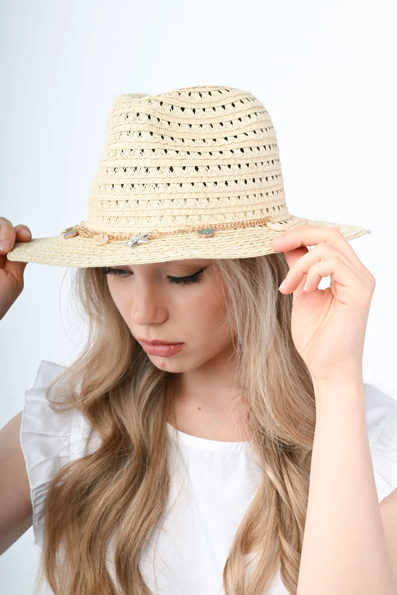 Cappello in rafia con catenella-gioiello