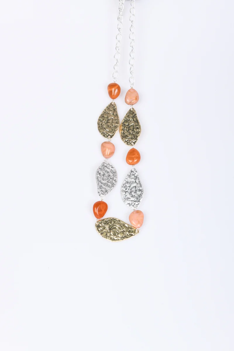 Collana lunga con pendenti a goccia