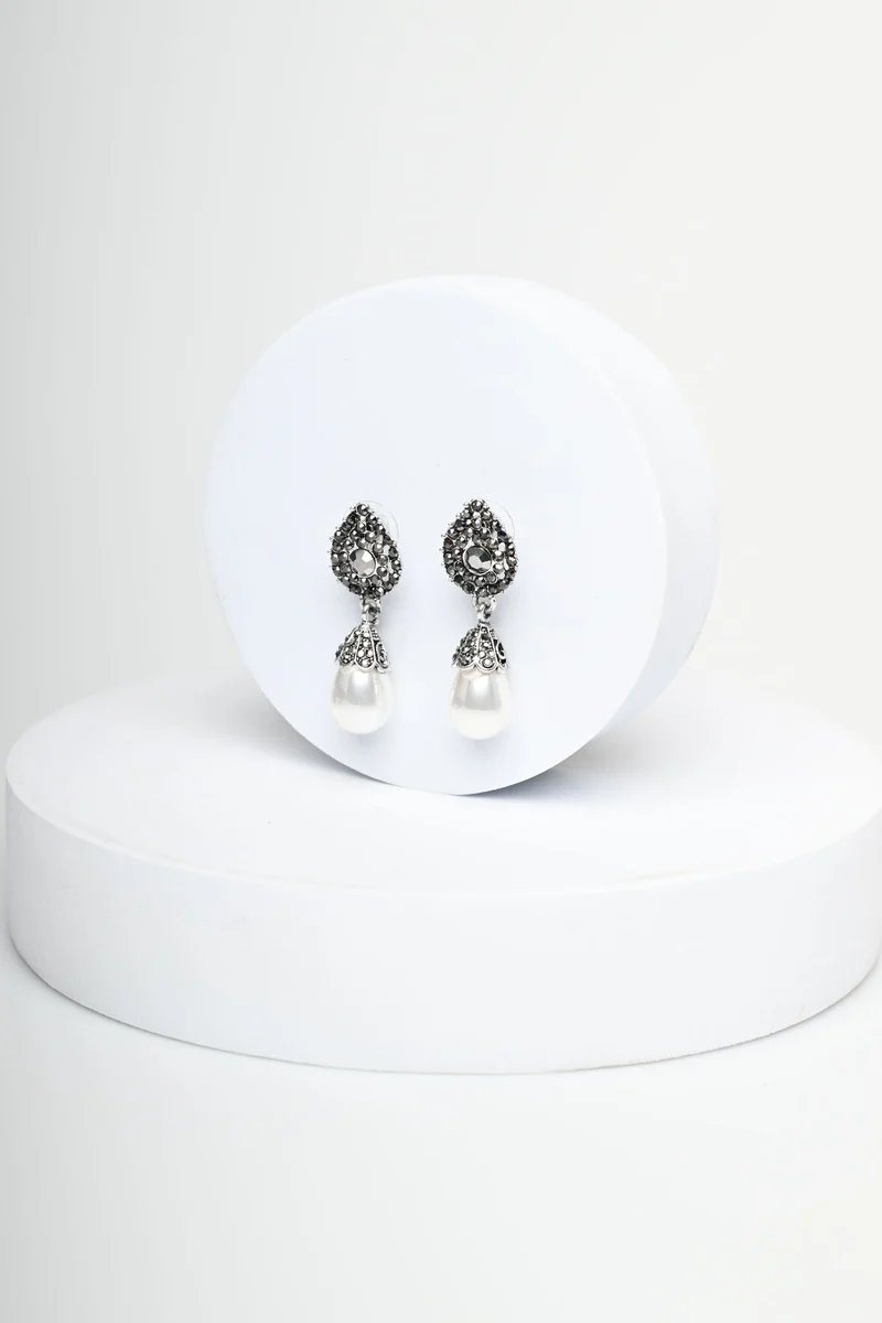 Orecchini con strass e perla