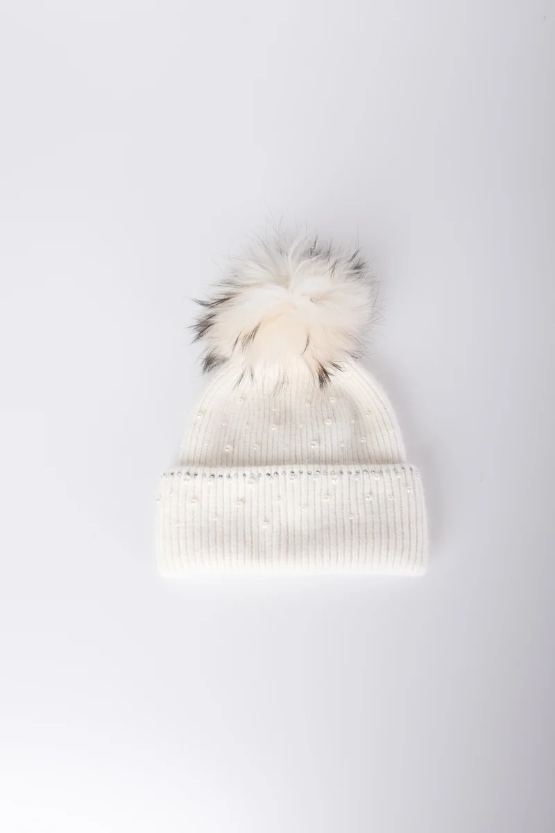 Berretto con pompon e perle