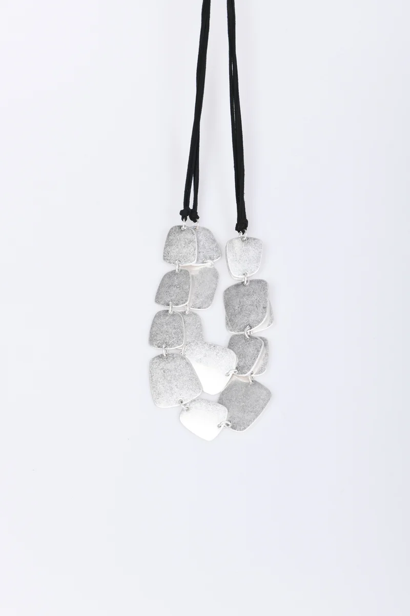 Collana con pendenti geometrici
