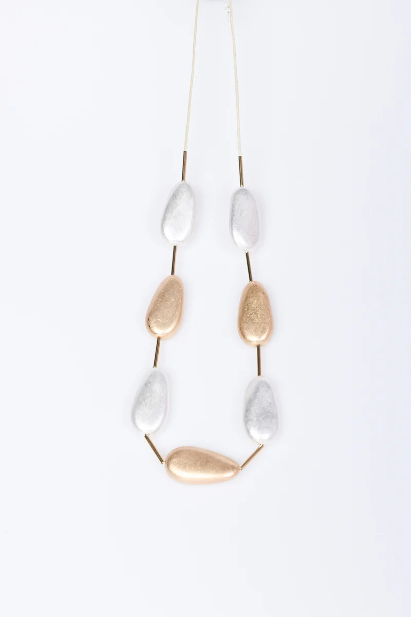 Collana lunga con pendenti a goccia
